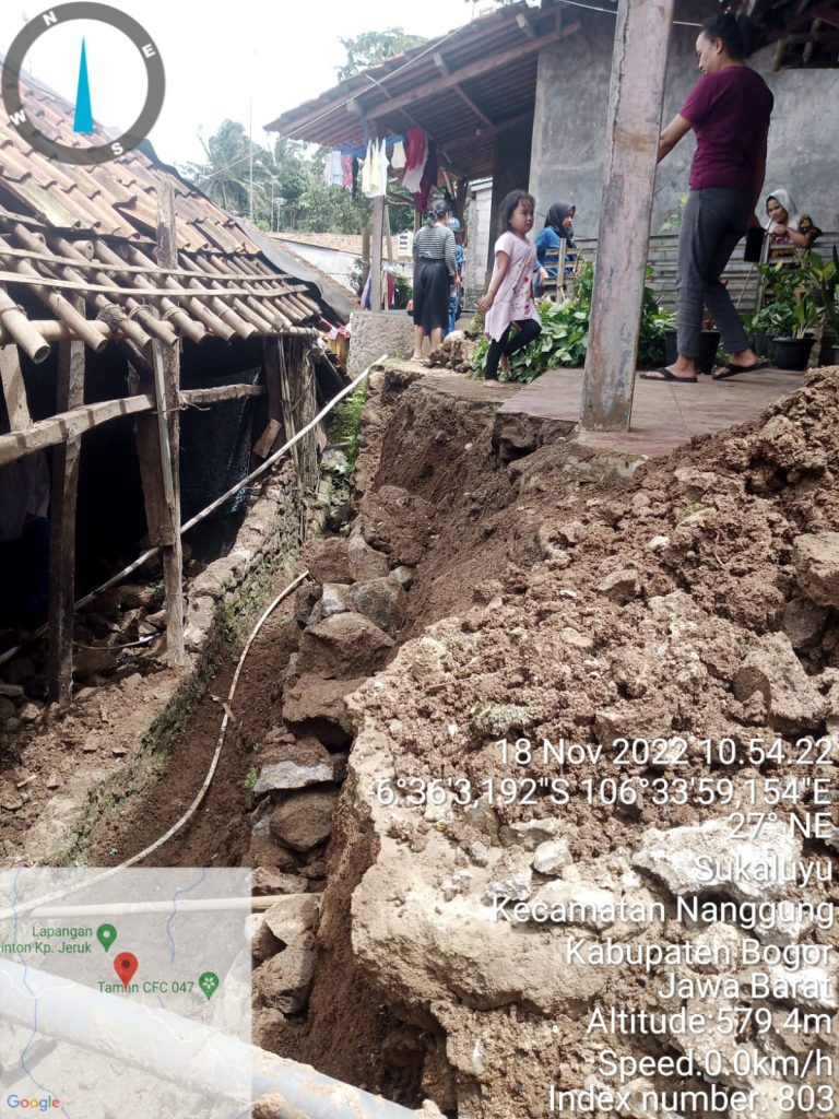 TEMBOK PENAHAN TANAH LONGSOR MENIMPA BANGUNAN RUMAH DI KECAMATAN