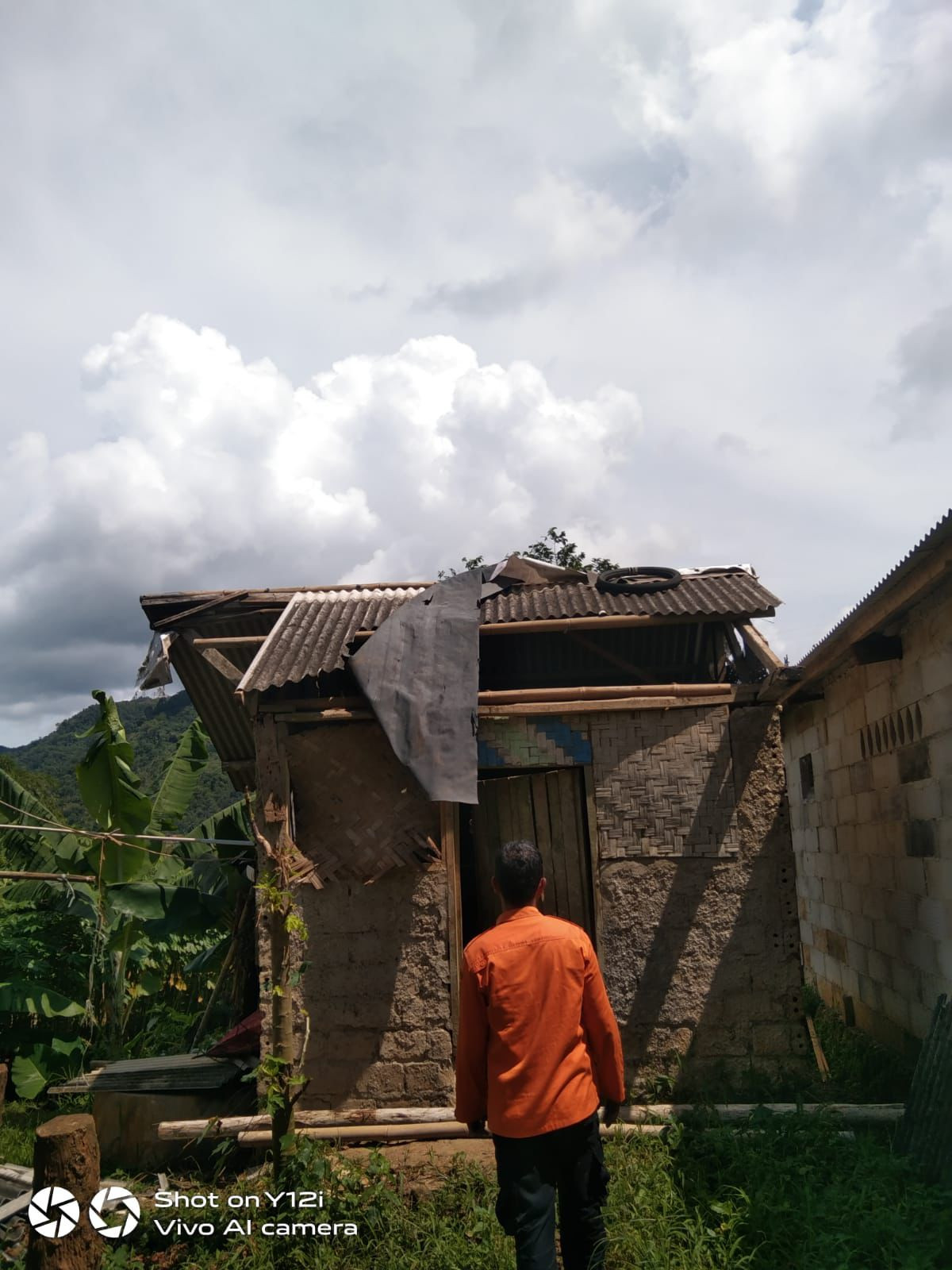 Angin Kencang Terjang Kampung Cijeray, Rumah Warga dan Fasilitas Umum Rusak di Bogor