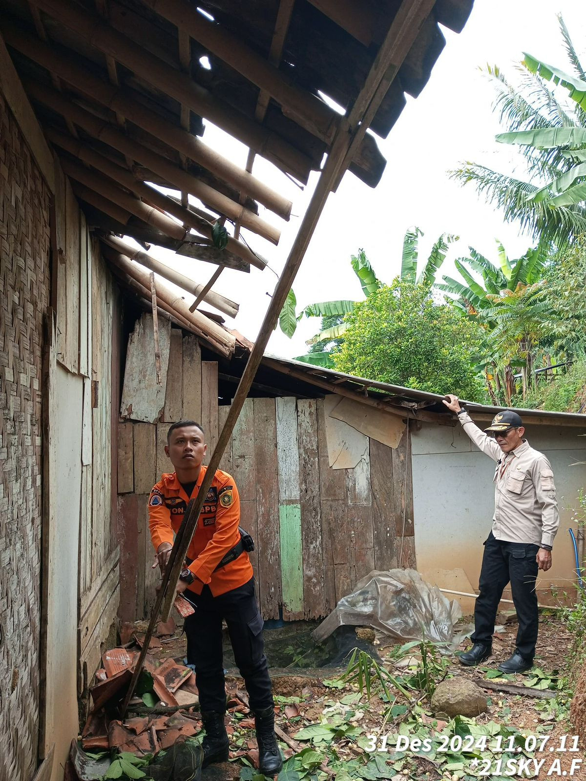 Angin Kencang Terjang Wilayah Sukamakmur, Banyak Rumah Rusak dan Pohon Tumbang di Bogor