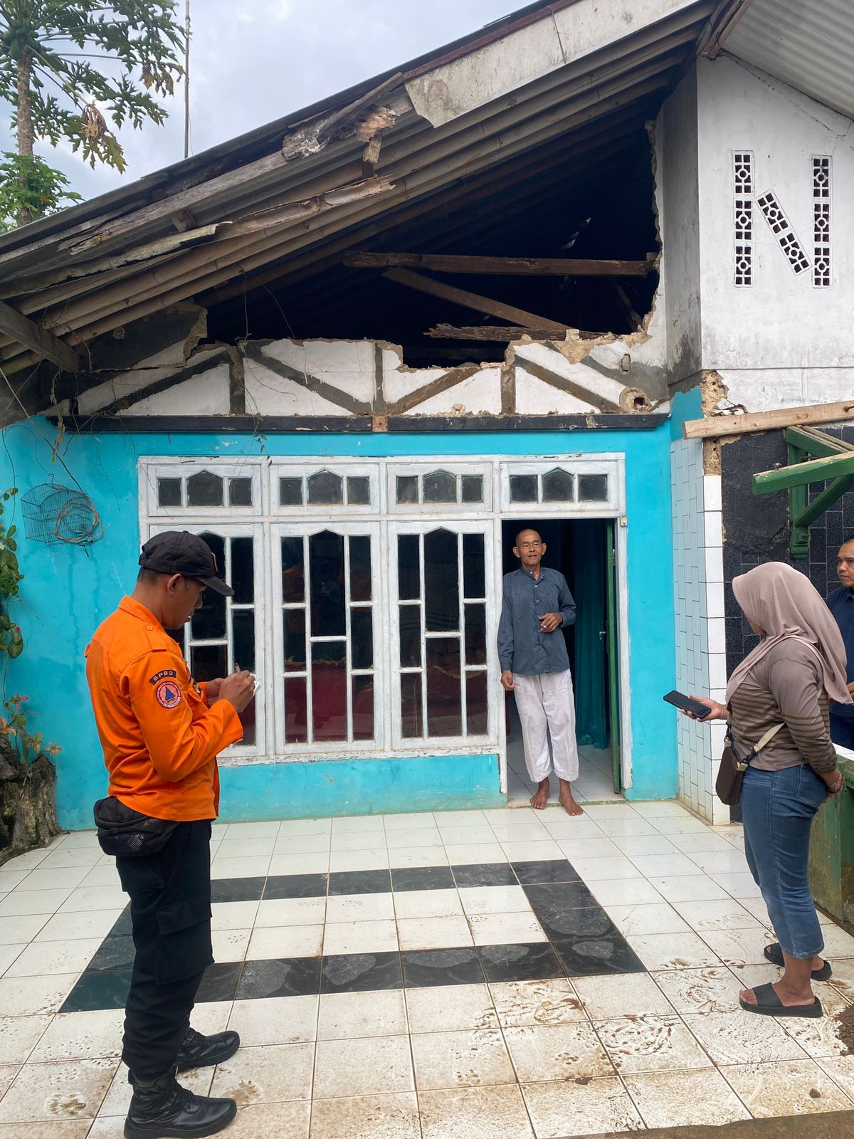 Angin Kencang Robohkan Kanopi Rumah Warga di Cileungsi, Bogor