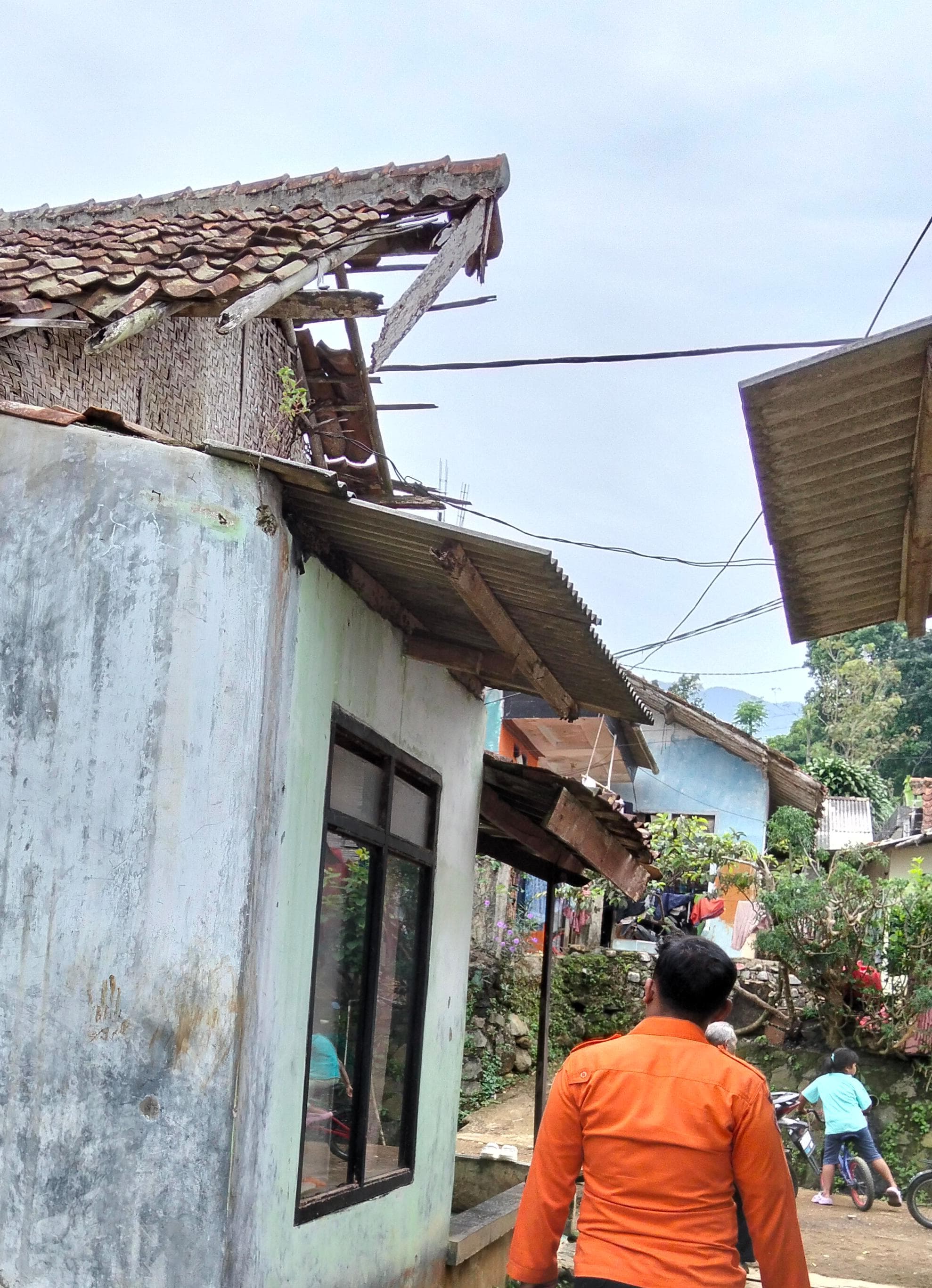 Angin Kencang Terjang Desa Pancawati Kecamatan Caringin