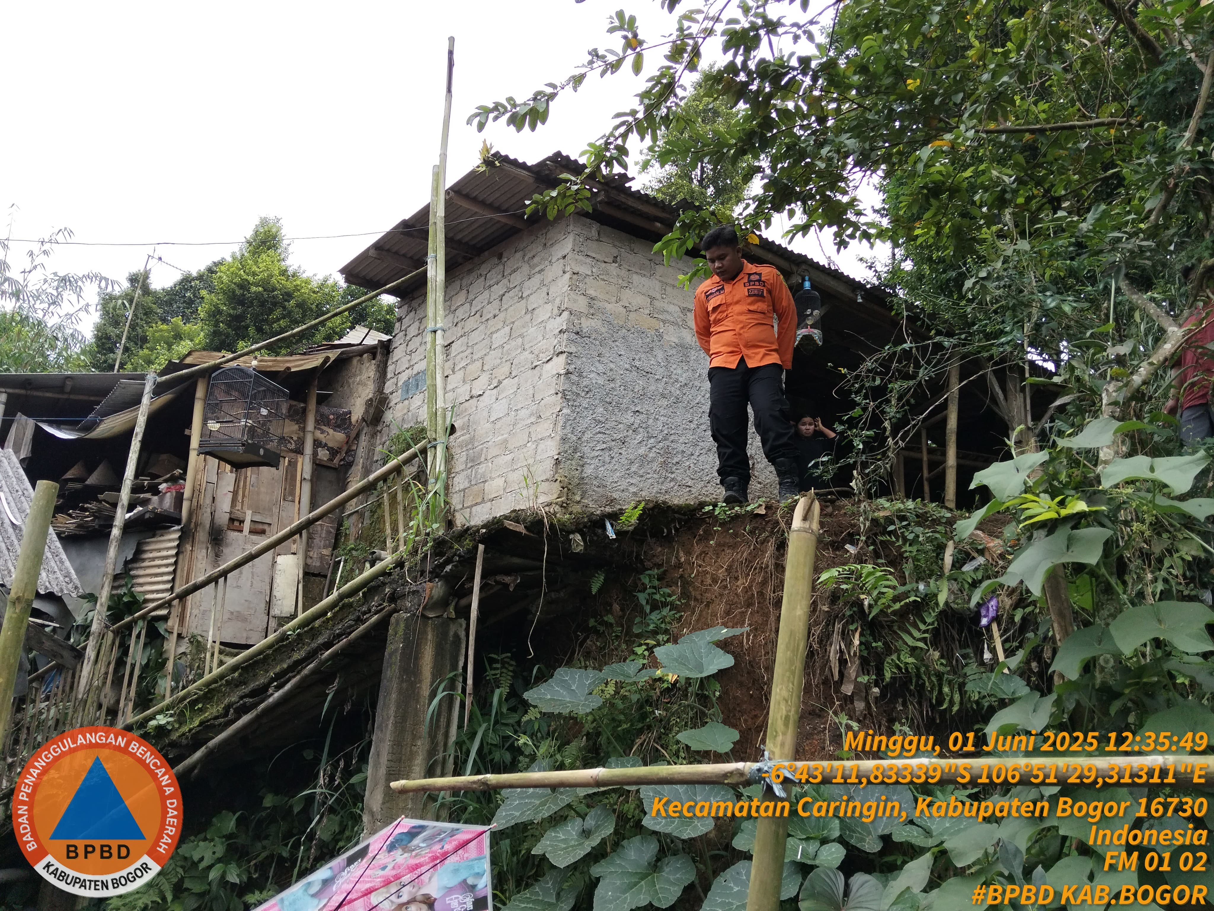 Tanah Longsor Timbun TPT Rumah Warga di Desa Pancawati Kecamatan Caringin