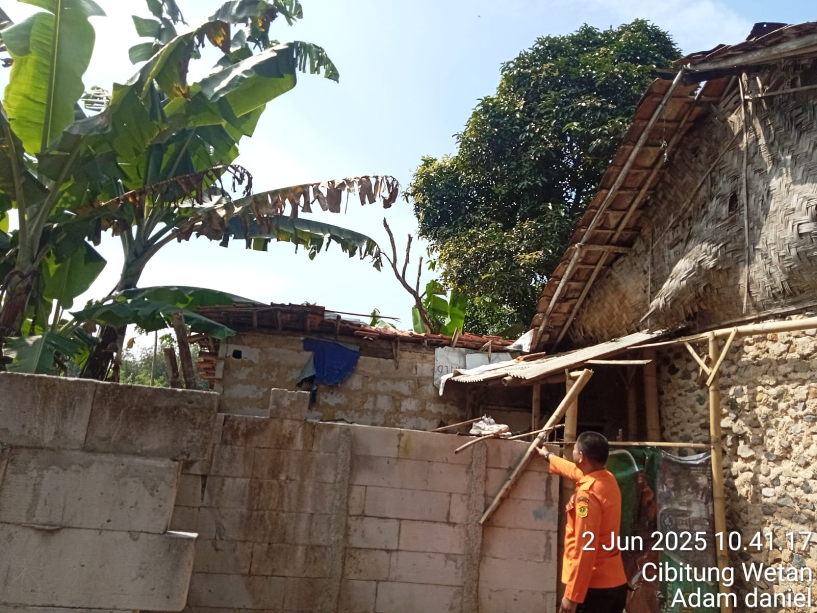 Dua Rumah Rusak Diterjang Angin Kencang di Desa Cibitung Wetan Kecamatan Pamijahan