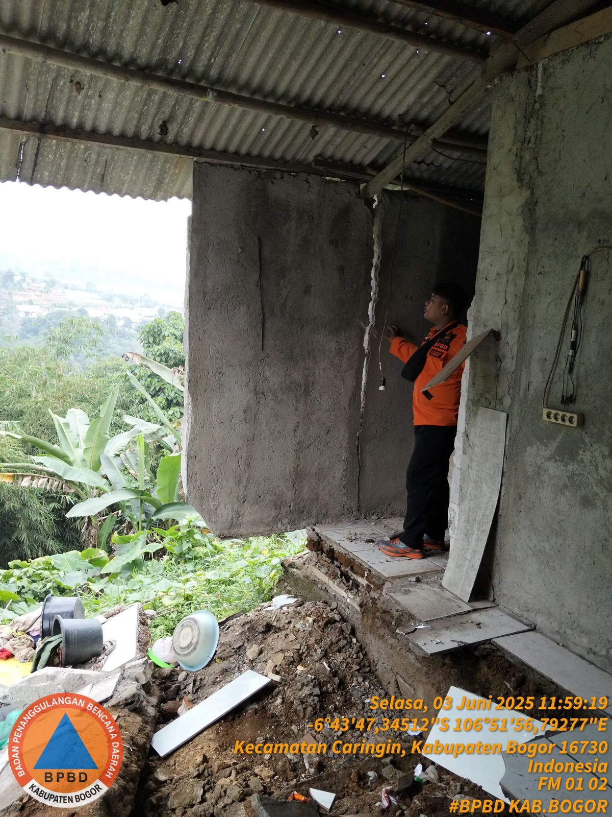 Tanah Longsor Rusakkan Rumah Warga di Desa Cimande Kecamatan Caringin