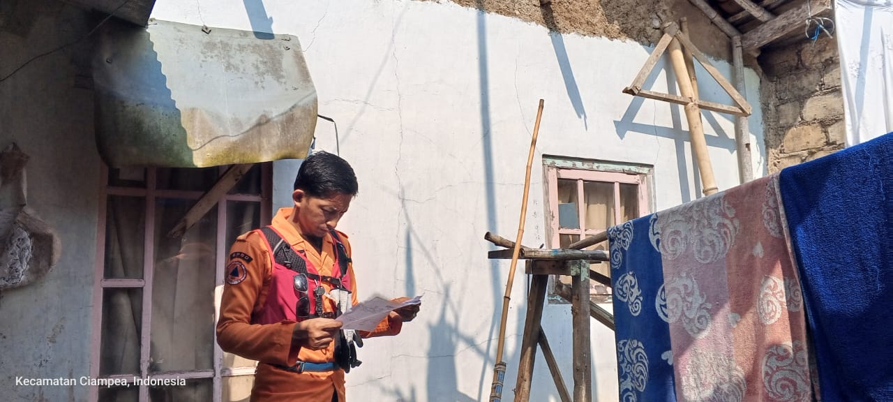 Dua Keluarga Terdampak Angin Kencang di Desa Cihideung Ilir Kecamatan Ciampea