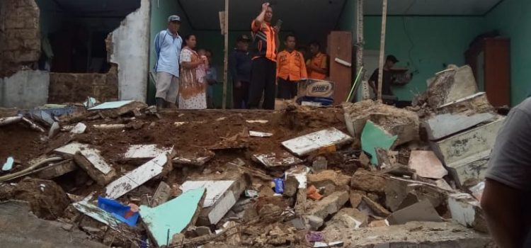 Longsor di Kecamatan Sukajaya Kabupaten Bogor Longsor di Kecamatan Sukajaya Kabupaten Bogor
