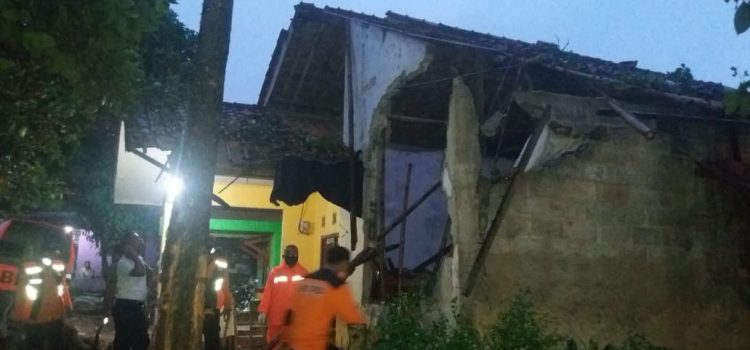 Pohon Tumbang di Kecamatan Gunung Sindur Pohon Tumbang di Kecamatan Gunung Sindur