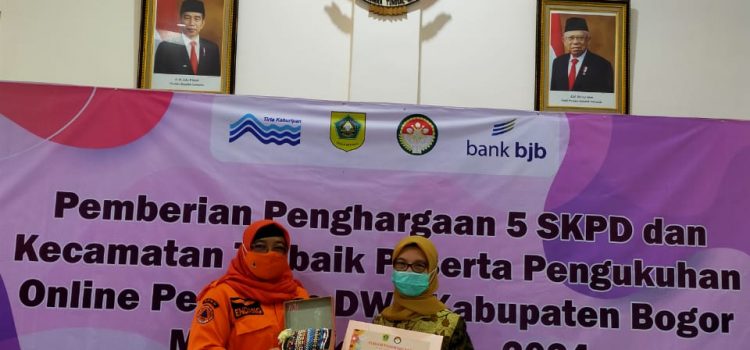 Darma Wanita Persatuan BPBD Menerima Penghargaan Darma Wanita Persatuan BPBD Menerima Penghargaan
