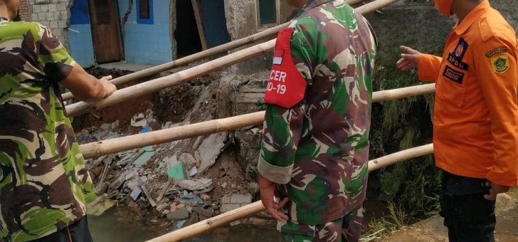Tanah Longsor terjadi di Kelurahan Karadenan Kecamatan Cibinong Kabupaten Bogor. Tanah Longsor terjadi di Kelurahan Karadenan Kecamatan Cibinong Kabupaten Bogor.