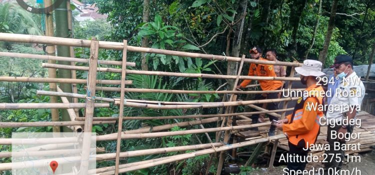 Tanah Longsor diakibatkan Hujan dengan intensitas tinggi kecamatan cigudeg Tanah Longsor diakibatkan Hujan dengan intensitas tinggi kecamatan cigudeg