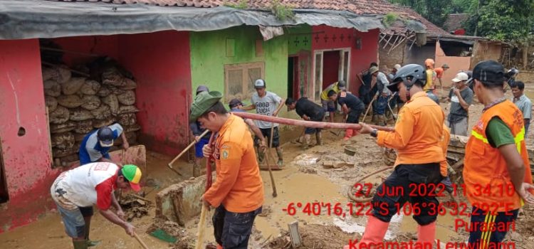 Anggota TRC (Team Reaksi Cepat) BPBD Kabupaten Bogor Sedang melaksanakan Giat Pembersihan Pasca Bencana