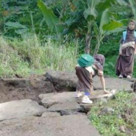 Pergeseran Tanah Sukamakmur, Pelajar Ini Nekat Melintas di Jalan Amblas