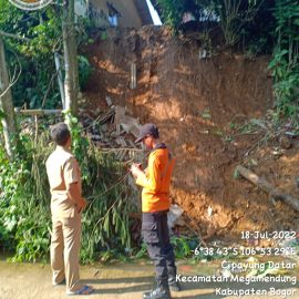 Tanah Longsor di Kecamatan Megamendung diakibatkan oleh Hujan Deras Yang Menimpa Wilayah Tersebut