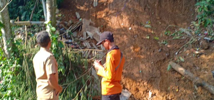 Tanah Longsor di Kecamatan Megamendung diakibatkan oleh Hujan Deras Yang Menimpa Wilayah Tersebut