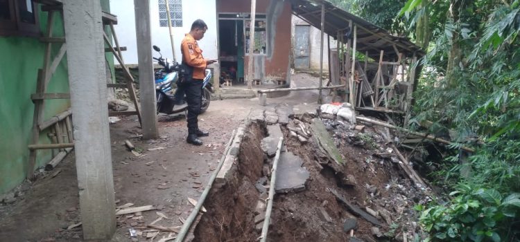 Hujan yang Melanda Kecamatan Rancabungur Mengakibatkan Jalan Desa Terputus