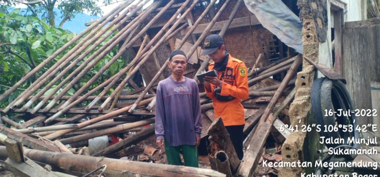 Hujan disertai Angin Kencang Mengakibatkan Rumah Warga Ambruk di Kecamatan Megamendung