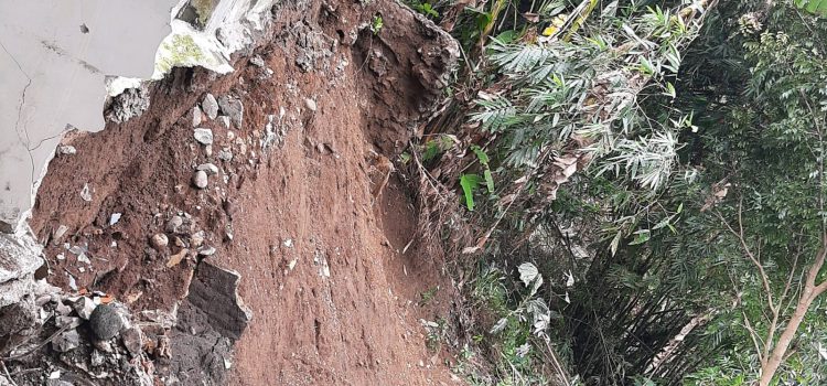 Hujan yang Mengguyur Kecamatan Kemang Mengakibatkan Terjadi nya Pengikisan Tanah oleh Air Hujan