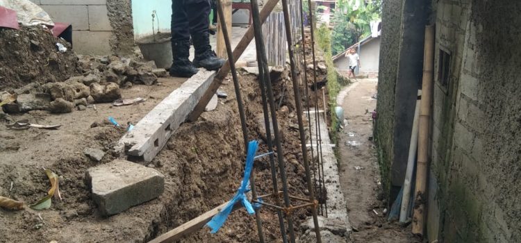 2 rumah warga menjadi dampak akibat hujan deras yang mengakibatkan TPT Ambruk
