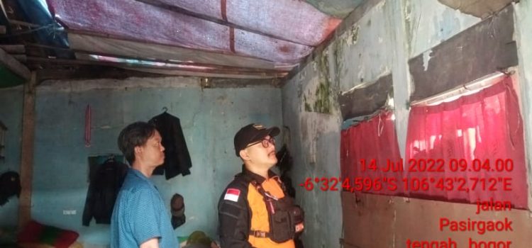 Hujan Dengan Intesitas Tinggi Disertai Angin Kencang Satu Unit Rumah Rusak di Kecamatan Rancabungun