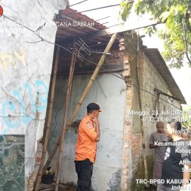 Hujan Deras dan Angin Kencang yang Melanda Kampung Juara Kecamatan Sukamakmur Menimbulkan Kerusakan salah satu Rumah Warga