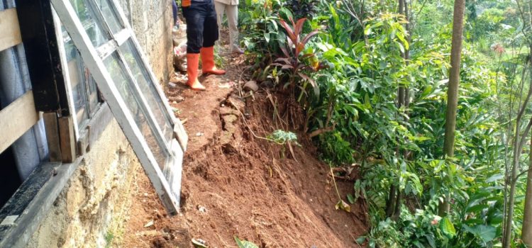 longsor Menyebabkan Tembok Retak di Kecamatan Megamendung
