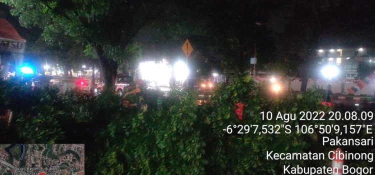 Angin Kencang Disertai hujan Deras Mengakibatkan Pohon Tumbang di Jl Raya Pakansari Kecamatan Cibinong