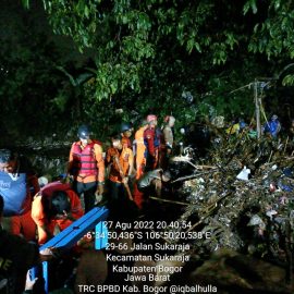 Team anggota TRC BPBD Kabupaten bogor telah memantau sungai di Kecamatan Sukaraja