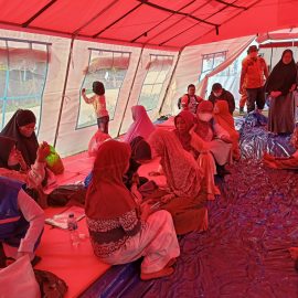 layanan kesehatan dari LAZ Ummul Quro bekerja sama dengan MRI Bogor Raya dan Komunitas Sahabat Dermawan Bogor Untuk Warga yang Tinggal di Tenda Pengungsian