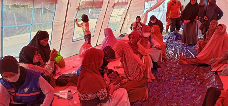 layanan kesehatan dari LAZ Ummul Quro bekerja sama dengan MRI Bogor Raya dan Komunitas Sahabat Dermawan Bogor Untuk Warga yang Tinggal di Tenda Pengungsian