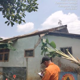 Angin Kencang yang Menerpa Kecamatan Caringin Membuat Banyak Rumah Warga Rusak Ringan