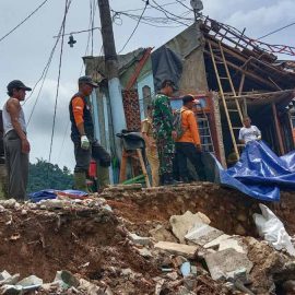 Akibat Hujan Deras, Longsor di Cikoneng Rusak Dua Rumah
