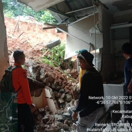 Longsor dan Gempa Bumi Membuat 2 kampung terkena dampak