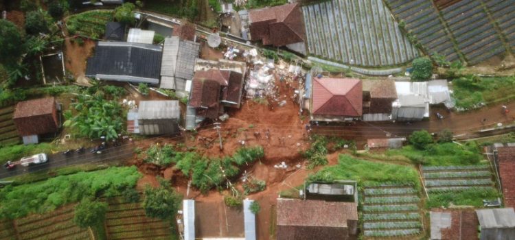 Tanah Longsor Telan Tiga Korban di Sukabumi