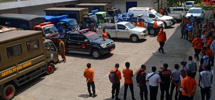 Anggota BPBD Kabupaten Bogor Distribusikan Logistik Ke Warga Terdampak di Cianjur