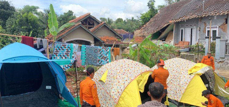 BPBD Kabupaten Bogor telah melaksanakan pemasangan tenda keluarga di Kabupaten Cianjur