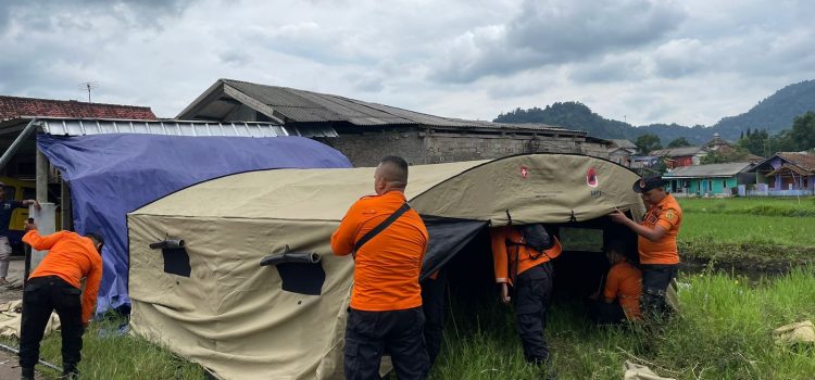 Team Reaksi Cepat BPBD Kabupaten Bogor Giat Melakukan Pemasang Tenda di Kabupaten Cianjur